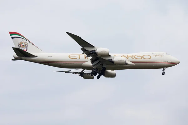 阿提哈德航空货运波音747-8 N855gt货机降落在法兰克福机场 — 图库照片