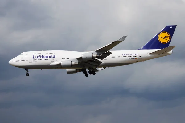 Lufthansa Boeing 747-400 D-ABVW avión de pasajeros aterrizaje en el aeropuerto de Frankfurt — Foto de Stock
