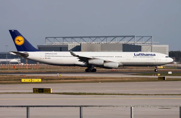 Départ de l'avion de passagers Lufthansa Airbus A340-300 D-AIGX à l'aéroport de Francfort — Photo