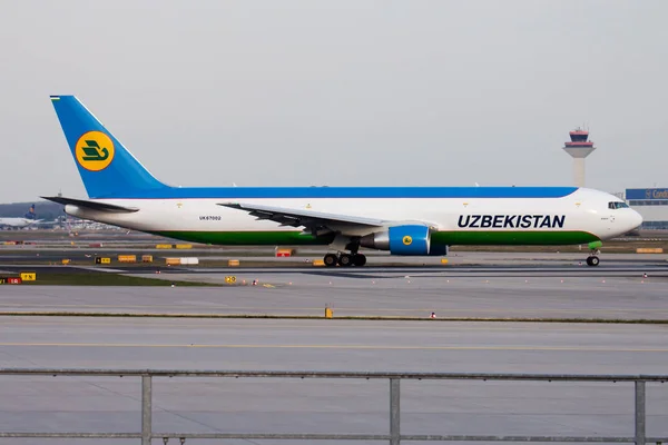 Üzbegisztán Airways Cargo Boeing 767-300 uk-67002 rakomány repülőgép indulás a frankfurti repülőtéren — Stock Fotó