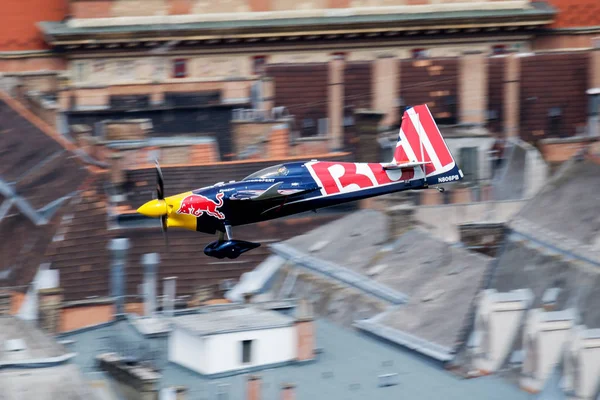 Artin sonka mit n806pb zivko edge 540 fliegt über die Donau in der Budapester Innenstadt beim Red Bull Air Race 2018 — Stockfoto
