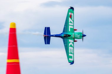 Yoshihide Muroya N31ym Zivko Edge 540 ile Red Bull Air Race 2019 için Zamardi şehrinde Balaton Gölü üzerinde uçan