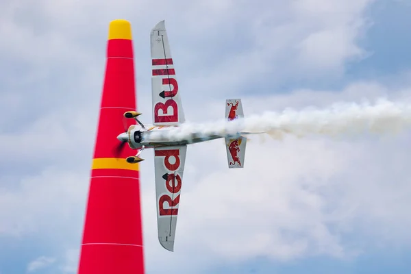 レッドブルエアレース2019チャレンジャークラスジブコエッジ540航空機ザマルディ市のバラトン湖上空 — ストック写真