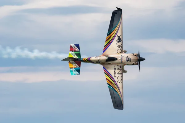 Matte Halle mit n540mh zivko edge 540 fliegen über den Balaton in Zamardi City für Red Bull Air Race 2019 — Stockfoto