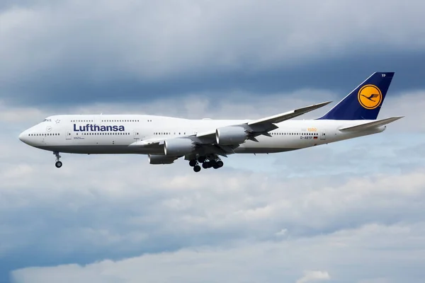 Lufthansa πτήση 747-8 D-ΑΒΠ επιβατηγό αεροσκάφος προσγείωσης στο αεροδρόμιο της Φρανκφούρτης — Φωτογραφία Αρχείου