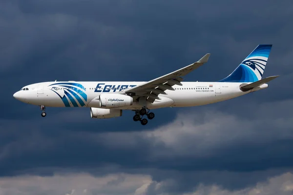 Egyptair Airbus A330-200 Frankfurt havaalanına Su-Gcf yolcu uçağı iniş