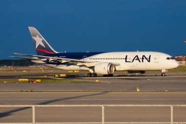 Lan Chile Airlines Boeing 787-8 Dreamliner Cc-Bbb yolcu uçağı Frankfurt havaalanında kalkış