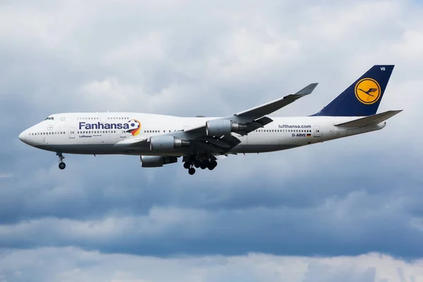 Autocollant spécial Lufthansa Boeing 747-400 D-ABVS avion de passagers atterrissant à l'aéroport de Francfort — Photo