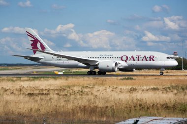 Frankfurt Havalimanı'nda Qatar Airways Boeing 787-8 Dreamliner A7-Bce yolcu uçağı kalkış