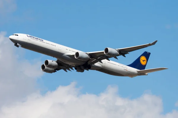 Lufthansa Airbus A340-600 D-AIHL επιβατηγό αεροπλάνο αναχώρηση στο αεροδρόμιο της Φρανκφούρτης — Φωτογραφία Αρχείου