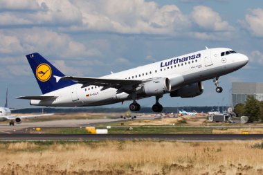 Frankfurt Havaalanı Lufthansa Airbus A319 D-Ails yolcu uçağı kalkış