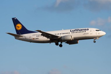 Lufthansa Boeing 737-300 D-Abxu yolcu uçağı Frankfurt Havaalanı'na iniş
