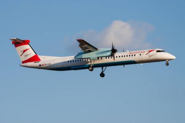 Austrian Airlines Bombardier Dhc-8 Q400 Oe-Lgl yolcu uçağı Frankfurt Havaalanı'na iniş