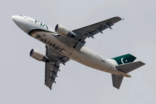Pakistan Uluslararası Havayolları Airbus A310 Ap-Bdz yolcu uçağı Frankfurt Havaalanı'nda kalkış