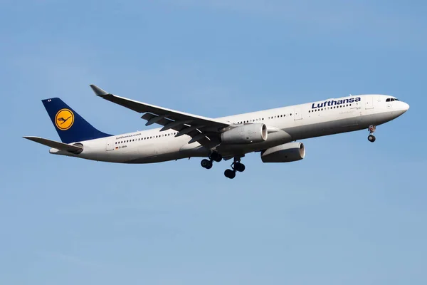 Lufthansa Airbus A330-300 D-Aika yolcu uçağı Frankfurt Havaalanı'na iniş