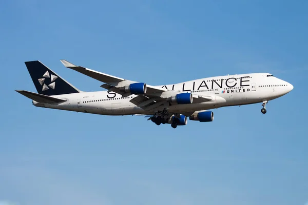 Boeing 747-400 N121UA de Star Alliance United Airlines atterrissant à l'aéroport de Francfort — Photo