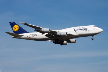 Lufthansa Boeing 747-400 D-Abvh yolcu uçağı Frankfurt Havaalanı'na iniş