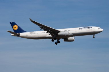Lufthansa Airbus A330-300 D-Aikb yolcu uçağı Frankfurt Havaalanı'na iniş