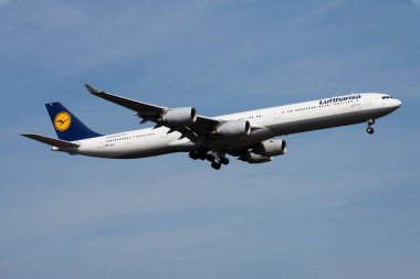 Lufthansa Airbus A340-600 D-Aihi yolcu uçağı Frankfurt Havaalanı'na iniş