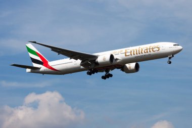 Emirates havayolları Boeing 777-300er A6-End yolcu uçağı Frankfurt Havaalanı'na iniş