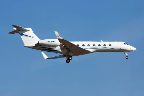 Gulfstream G550 Gv-Sp N921wc frankfurt havaalanına özel iş jeti iniş — Stok fotoğraf