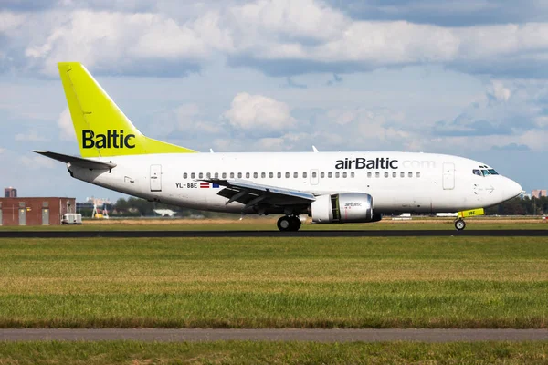 Amsterdam Schipol Havaalanı 'nda Air Baltic Boeing 737-500 yl-BBE yolcu uçağı iniş