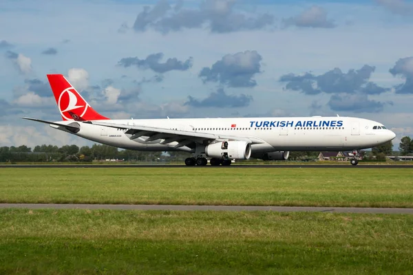 Turkish Airlines Airbus A330-300 TC-JNJ passagiersvliegtuig landing op Amsterdam Schipol Airport — Stockfoto