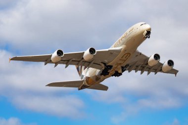 Londra Heathrow Havalimanı 'nda Etihad Airways Airbus A380 a6-APA yolcu uçağı kalkış