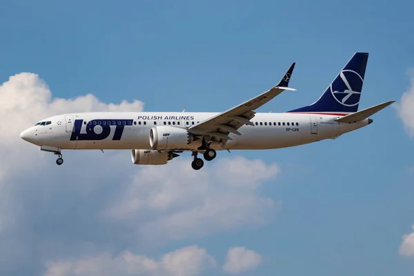 Very Polish Airlines Boeing 737-800 Londra Heathrow Havalimanı 'nda Max SP-LVB yolcu uçağı iniş