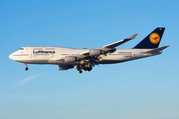 Lufthansa Boeing 747-400 D-ABVK avión de pasajeros aterrizaje en el aeropuerto de Frankfurt — Foto de Stock