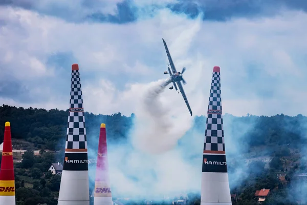 Червона Bull Air Race 2019 літак-суперник «Зівко» 540 літака над озером Балатон в місті Замарді — стокове фото