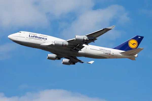 Salida del avión de pasajeros Lufthansa Boeing 747-400 D-ABVM en el aeropuerto de Frankfurt — Foto de Stock