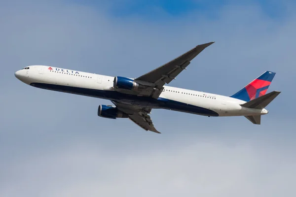 Delta Airlines Boeing 767-400 N825MH passenger plane departure at Frankfurt Airport — Stock Photo, Image