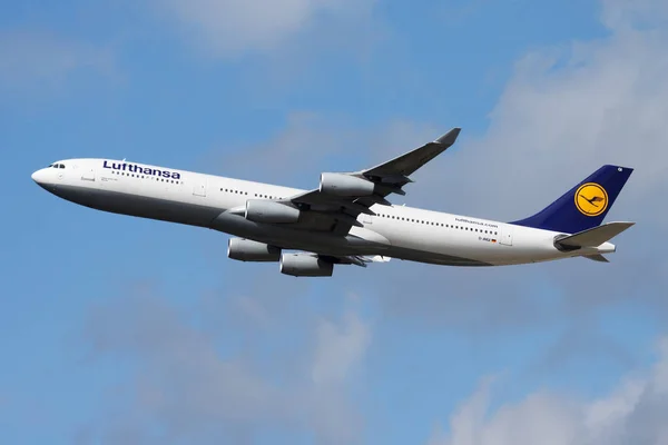 Salida del avión de pasajeros Lufthansa Airbus A340-300 D-AIGI en el aeropuerto de Frankfurt — Foto de Stock