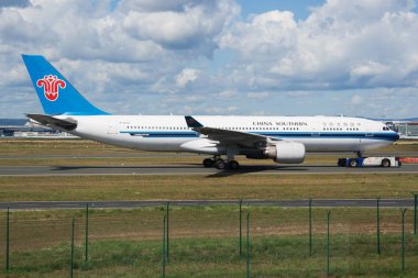 China Southern Airlines Airbus A330-200 B-6532 yolcu uçağı Frankfurt havaalanında taksi