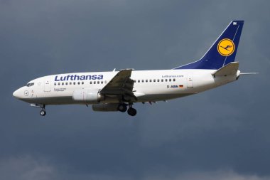 Lufthansa Boeing 737-500 D-Abin yolcu uçağı Frankfurt havaalanına iniş