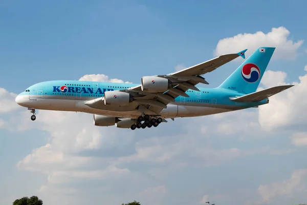 Korean Air Airbus A380 HL7627 avion de passagers atterrissant à l'aéroport de Londres Heathrow — Photo
