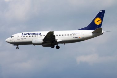 Frankfurt havaalanında Lufthansa Boeing 737-300 D-abeb yolcu uçağı iniş