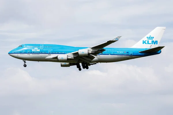 Le Boeing 747-400 PH-BFS de KLM Royal Dutch Airlines arrive et atterrit à l'aéroport d'Amsterdam Schipol — Photo