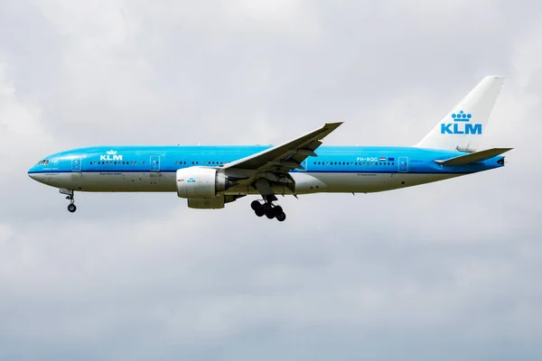 Le Boeing 777-200 PH-BQG de KLM Royal Dutch Airlines arrive et atterrit à l'aéroport d'Amsterdam Schipol — Photo