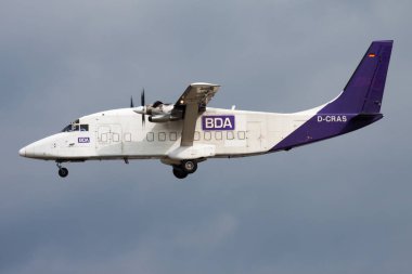 Nightexpress Kısa 360-300 D-Cras kargo uçağı Frankfurt havaalanına iniş