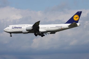 Lufthansa Boeing 747-8 D-Abyf yolcu uçağı Frankfurt havaalanına iniş