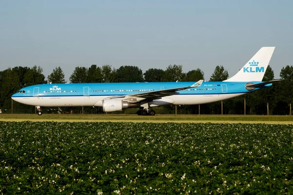 KLM Royal Dutch Airlines Airbus A330-300 pH-AKF passagiersvliegtuig taxiën op Amsterdam Schipol Airport — Stockfoto