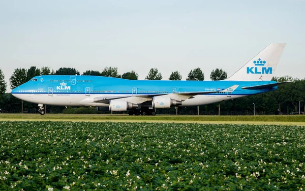 KLM Royal Dutch Airlines Boeing 747-400 pH-BFG passagiersvliegtuig taxiën op Amsterdam Schipol Airport — Stockfoto