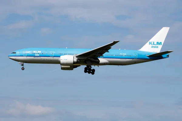 Le Boeing 777-200 PH-BQI de KLM Asia arrive et atterrit à l'aéroport d'Amsterdam Schipol — Photo