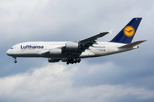 Η Lufthansa επιβατηγό αεροσκάφος A380 D-AIMC προσγειώνεται στο αεροδρόμιο της Φρανκφούρτης — Φωτογραφία Αρχείου