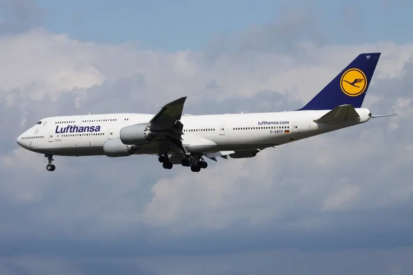 Lufthansa Boeing 747-8 D-ABYF avión de pasajeros aterrizaje en el aeropuerto de Frankfurt — Foto de Stock