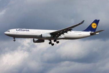 Lufthansa Airbus A330-300 D-Aikd yolcu uçağı Frankfurt havaalanına iniş
