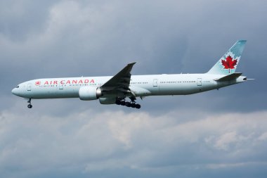 Air Canada Boeing 777-300er C-Fiuw yolcu uçağı Frankfurt havaalanına iniş