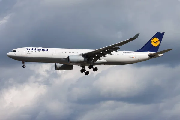 Lufthansa Airbus A330-300 D-Aikd passagerarplan landning på Frankfurt flygplats — Stockfoto